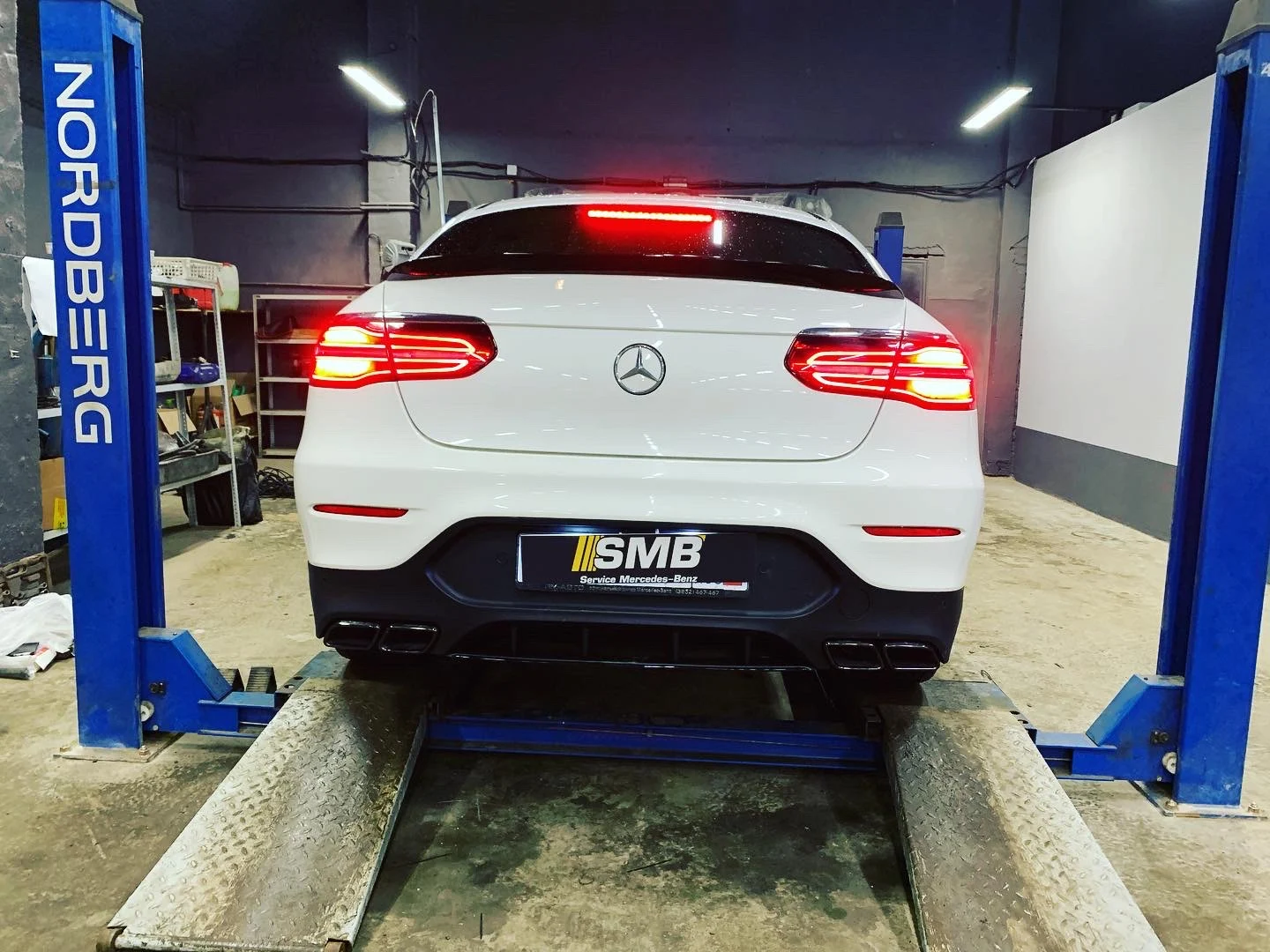 Mercedes на подъёмнике