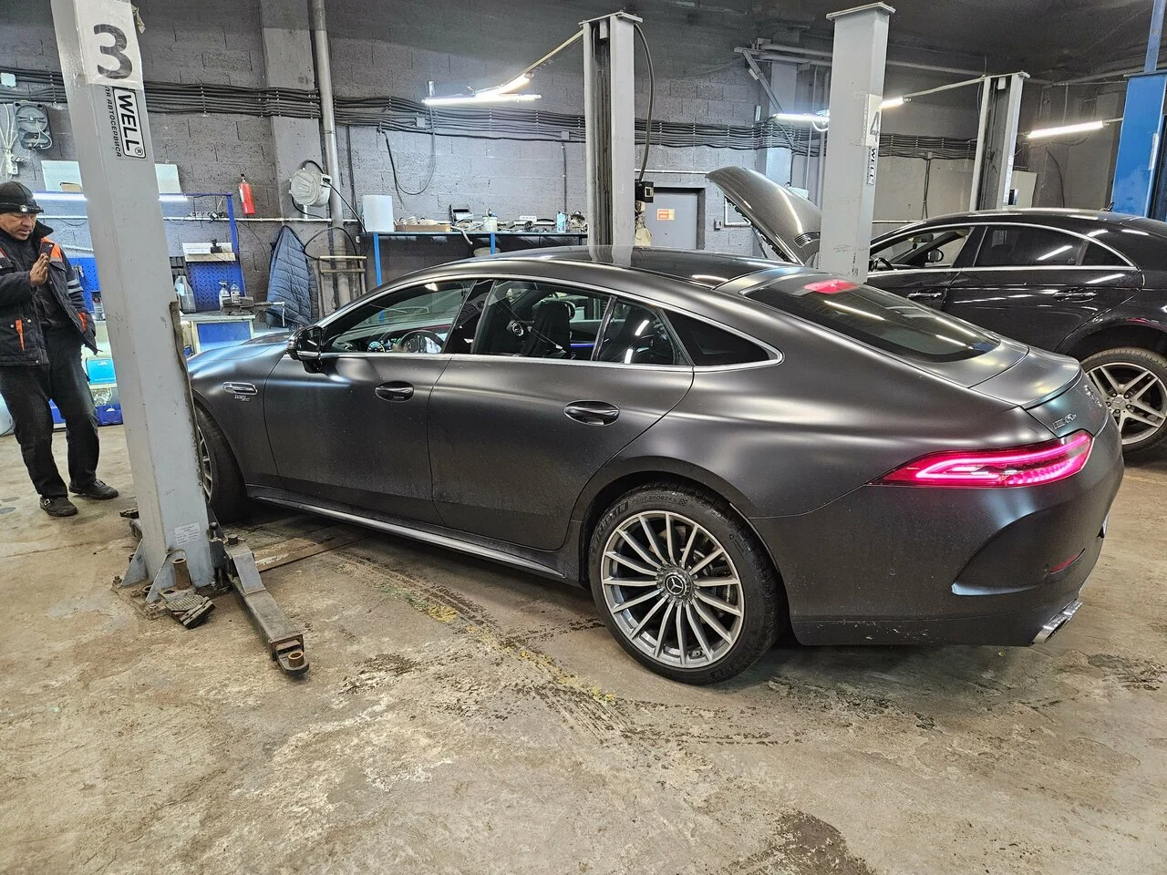 Mercedes-AMG в боксе