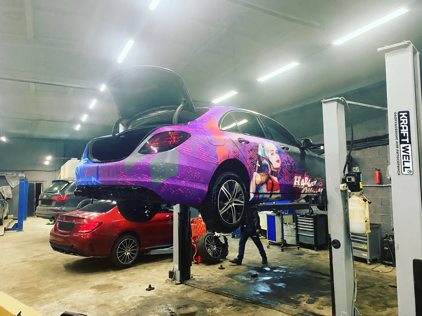 Автомобиль на подъёмнике